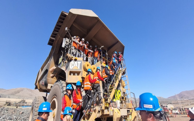 Alumnos de 4° medio visitan Minera Candelaria