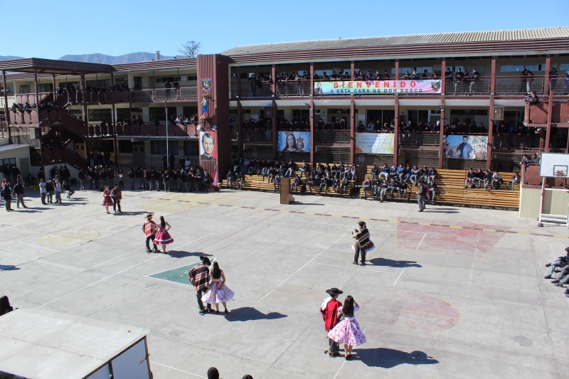 En el Día de los Pueblos Originarios los alumnos recibieron una muestra de bailes